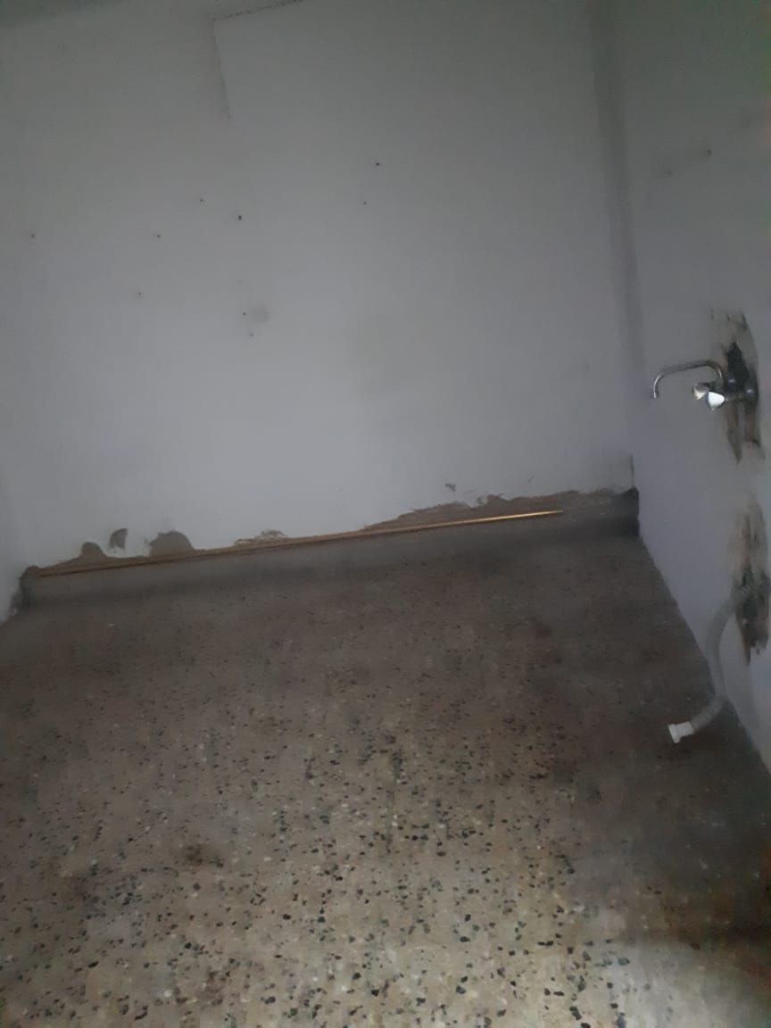 طابق ثاني للإيجار يتكون من ثلاثة غرف وهول وصحيات ومطبخ وبيتونه العنوان حي التاميم قرب جامع محمد الفائق سعر للإيجار ٢٠٠ الف 
واتس اب  :***********
اتصال هاتفي:***********
