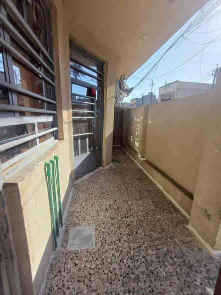 ٨٤ متر للبيع ركن حي الجامعة قرب ثانوية الخضراء للبنات طابق واحد غرفة وصالة ومطبخ وصحيات وحولي ومنور السعر ٣٢٥ مليون للإستفسار ***********
