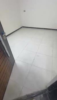 شقة طابق ٢ مصعد شغال ٢٤ ساعة تحتوي على غرفتين وصالة ومطبخ وخدمات الاعظ...