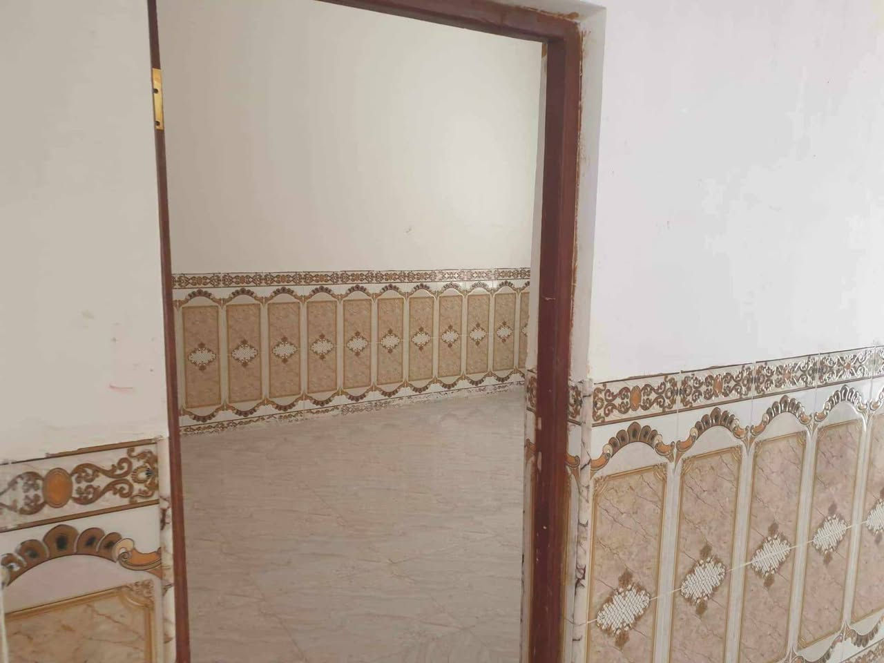 السلام عليكم للبيع بيت المساحه 100 متر طابقين بناء حديث يحتوي علئ غرفتين وحده فوك وحده جوه وصاله فوك وصاله جوه وحمامات فوك وجوه اتصل ***********
