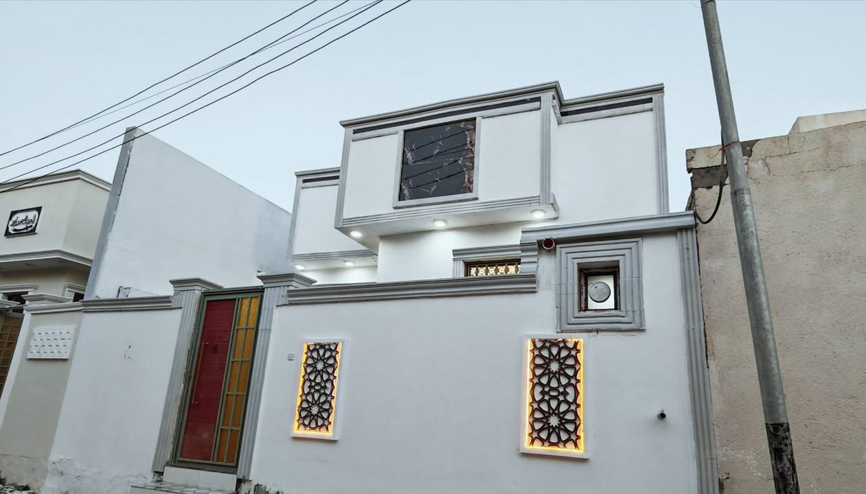 🏠 دار سكن للبيع (بناء حديث )
📍 الموقع: البصرة - أبي الخصيب - شيخ إبراهيم (شارع أبو نشمي).
⚖️ السند: طابو زراعي سند 25 (أصولي).
📐 المساحة: 100 متر.
🔹 تفاصيل الدار:
الغرف: (2) غرف نوم +  ديوان استقبال.
المعيشة: صالة داخلية + مطبخ (نظام أوروبي حديث).
الصحيات: داخلية كاملة + خارجية إضافية للضيوف.
🔹 المميزات:
تصميم عصري يستغل كامل المساحة.
منطقة سكنية هادئة ومكتملة الخدمات.
💰 السعر: 68 مليون دينار.
📞 للاتصال والاستفسار: ***********
       ***********
(صور الدار مرفقه، للمعاينة الواقعية)
