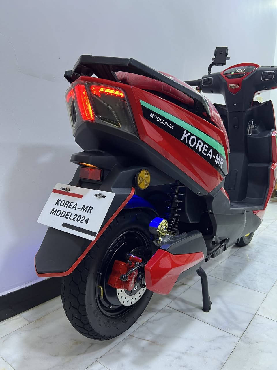 سلام عليكم. 
دراجة شحن
نوع KOREA 🇰🇷 MR
موديل 2025 وليس 2024
ماشية 8000 ولاكن غير حقيقي
بطاريات عدد 6 نوع وينلي
12V   32A البطاريات
صارلي شهر من شادهن
نضافة %99
گڤرات سليمة 
سوادات سليمة 
المرايات موجودات
لا كسر و لا فطر و لا تصليح
عقل مع ملف بلاديات 
ضفيرة بلادية ما مزلوغة
تايرات بحالة جيدة
لايتات LED عدد 4
سكنات مع دشبول
بيها 3 انضمة D P R
ويل حجم 350 
ويل مع دبلات 
مع يدات مزودات
بريكات دسكات
ستان تعليگ
ستان صفح
دبل اشارة
دبل سكليتر
عالي ناصي 
باقي الدراجة كله كامل و مكفول. 
بيها كارت واحد مع سويچ واحد. 
سعرها 800 ألف. 
و لحد يكلي الجديدة بـ 850 روح اخذ ما لازمك اني . 
مكاني بغداد الجديدة في شارع المسبح. 
*********** واتساب.
