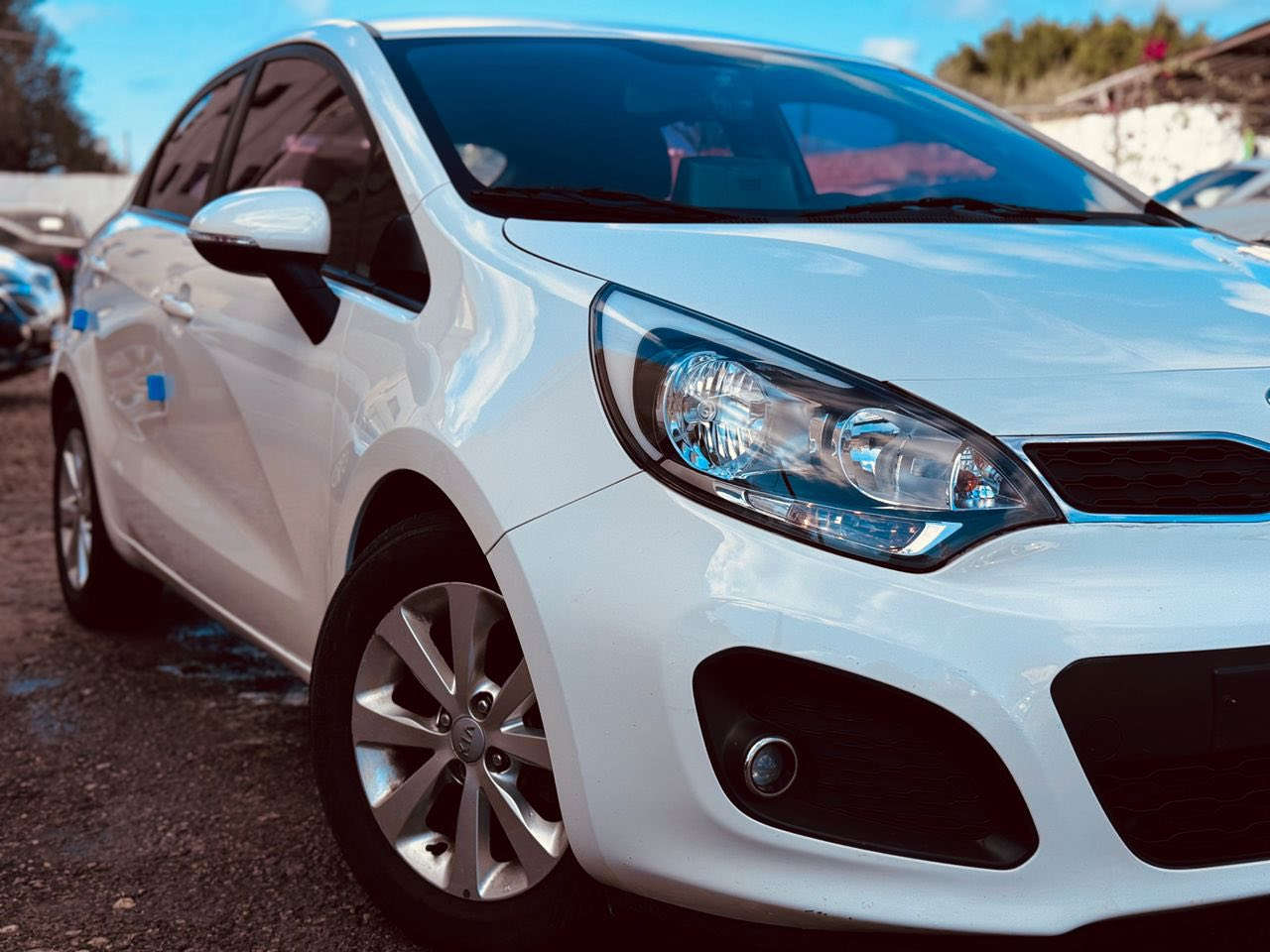 ✅ كيا ريو ( برايد ) 2012 نظيفة الله يبارك درجة أولى🤍💯
📍 استيراد كوري 🇰🇷
✔ قوة المحرك 1.6 L⚙🔥
✔ اللون ابيض خالية من فرق اللون 🤍🔥
✔ المسافة المقطوعة80 الف  KM🥇✅️
📍فل الفل الا فتحه🏅 :

✔ بصمة 🔑🔑
✔ مسجل cd.usb.aux 💿🎶
✔ شاشة عرض 🖥
✔ صالون جلد اسود نظيف جدا 🏅 
✔ ديسكو مقاس 17 انش
✔ ليد أمامي وخلفي
✔ فليتشة بالمرآة 
✔ فليتشة المرآة كهربائي 
✔ تيك لماع بالفودرة 
✔ تحكم بالمقود 
✔ مثبت سرعة
✔ تدفئة بالمقاعد 
✔ حساسات اصطفاف خلفية
✔ كاميرا خلفية 
✔ عداد ليزري 
💢 سيارة نظيفة 🥇خالية من الحوادث والقص والقشرة والسوس والخرات الله يبارك 🤲🥇
⚙ محرك✅ وكمبيو✅ وصالة✅ الله يبارك عيب لا
لسعر💰💰

للإستفسار0915200637📲.

📍المكان طرابلس// البيفي


**إذا كنت صاحب هذا الإعلان وتريد حذفه لأي سبب، رجاءا أرسل رسالة إلى الدعم الفني**