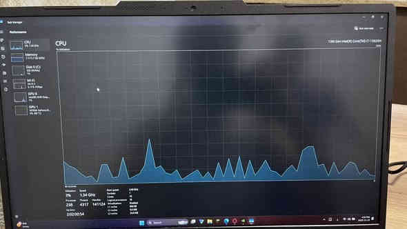 Name: MSI CYBORG 15 A13V
CPU: Intel core i7 13620h
GPU: Nvidia RTX 4060 
SSD: Lexar 1T SSD NVME
RAM: 16 GB DDR4
SCREEN: 144 Hz 
 مستعمل قليل  نضافة الشاصي كلش حلوة ونضيفة بس انطش ببسي على الكيبورد 
صار الكيبورد ستكي 
 
السماعات على غفلة  طفت مادري شنو السبب يمكن تعريفات ماكو مال سماعة 
 السعر ١.٢٥٠.٠٠٠
وهية صارت علية ب ١.٨٠.٠٠٠٠

للتواصل على الوتساب 
***********

