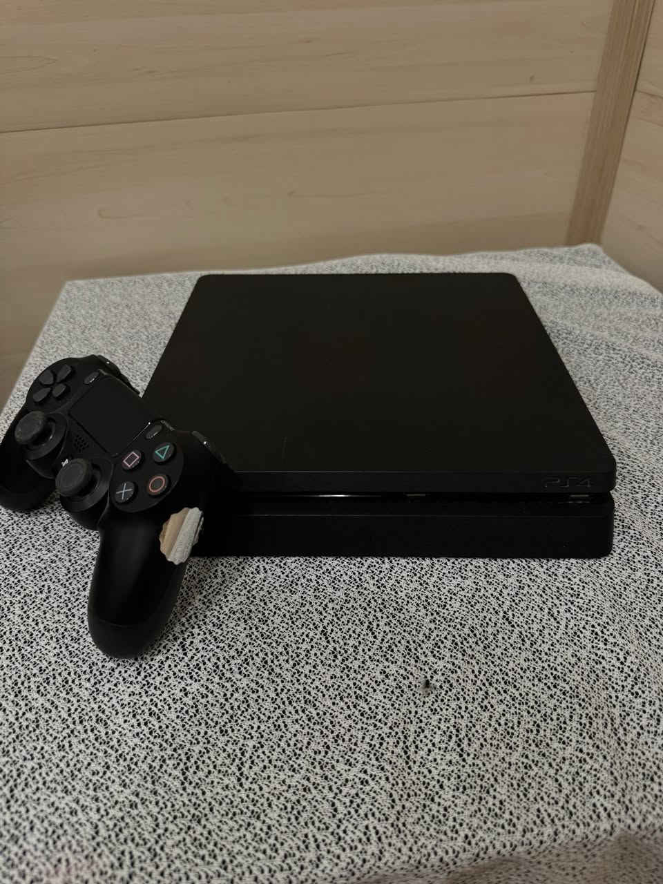 بلي ستيشن فور
مساحة 500GB 
تجي وياه اليدة مالته الاصلية لاسلكية dualshock
الكيبلات مالته كاملة كيبل الشحن+كيبل للتلفزيون + كيبل شحن اليدة 

يدعم الإنترنت واللعب أونلاين
 يدعم تطبيقات الترفيه مثل YouTube و Netflix
 ميزة Share لمشاركة الصور والفيديو من الألعاب 

الجهاز مستخدم شهر واحد اخو الجديد🤚🏼 

السعر 225 الف وبيه مجال 
للتواصل والاستفسار اكثر يرجى الاتصال على ***********
