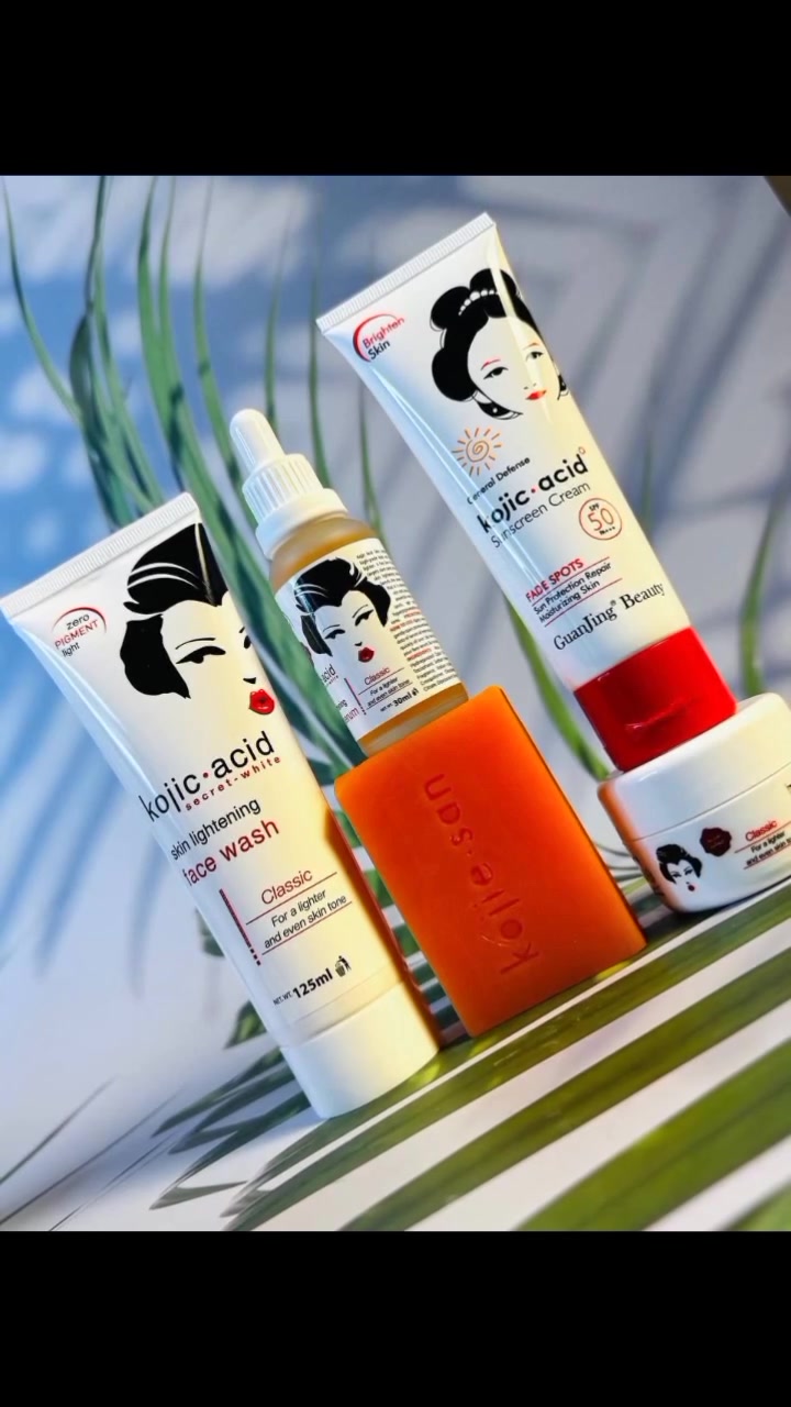 مجموعة كوجي سان الفلبينية تخلي بشرتك زي بشرة البيبي حرفيا 👌🏻🔥

تتكون من : 
Kojic Acid Soap 🧼
1/ الصابونة  
تحتوي على حمض الكوجيك، وهو مكون طبيعي معروف بخصائصه في تفتيح البشرة وإشراقها
ويساعد على تقليل ظهور البقع الداكنة وفرط التصبغ وندبات حب الشباب 

Kojic Acid Hand&Body Cream ❤️
2/كريم مرطب ومفتح للبشرة 

‌‎ غني بنظام فعال من المرطبات والفيتامينات يرطب ترطيب مكثف حتى 24 ساعة ويخلي بشرتك ناعمة زي البيبي🤍✨

يتكون من فيتامين سي 🍊 و جلايكوليك اسيد فيساعد في عملية تقشير البشرة و تقليل التصبغات و يجعل البشرة افتح بشكل واضح 👌🏻 .

و يتكون ايضا من الجليسرين للترطيب .

Kojic Acid Sunscreen Cream ☀️
3/ واقي شمس 
يحتوي علي كوجيك اسيد كمادة اساسية و معامل حماية من الشمس بنسبة 50% يعني تفتيح و حماية من الشمس في نفس الوقت 👌🏻
 
Kojic Acid Facial Wash 🫧
4/‌‎غسول الوجه 

يعمل على تقشير البشرة والجلد الميت وتجديد الخلايا وتفتيح لون الجلد وازالة اثار حب الشباب وترطيب البشرة وتخفيف آثار الندبات 💆🏻‍♀️

 5 / سيروم كوجي اسد الخرافي 
فوائد المنتج تعد ولاتحصي اهمها 👇🏾

ملخص زيت الكولاجين وصف العنصر حول هذا المصل حمض الكوجيك 
هو مصل للوجه للنساء والرجال مركب من مكونات طبيعية مثل حمض الكوجيك، ألفا أربوتين، النياسيناميد، فيتامين C، فيتامين هـ، وحمض الهيالورونيك، وحمض الفيروليك، والصبار. استخدمي هذه التركيبة الأصلية المتقدمة لتفتيح البشرة وإشراقها للحصول على بشرة مشرقة وشبابية ومتجانسة اللون وتوهج متألق.

المنشأ/ فلبين 

توصيل جميع المحافظات


**إذا كنت صاحب هذا الإعلان وتريد حذفه لأي سبب، رجاءا أرسل رسالة إلى الدعم الفني**