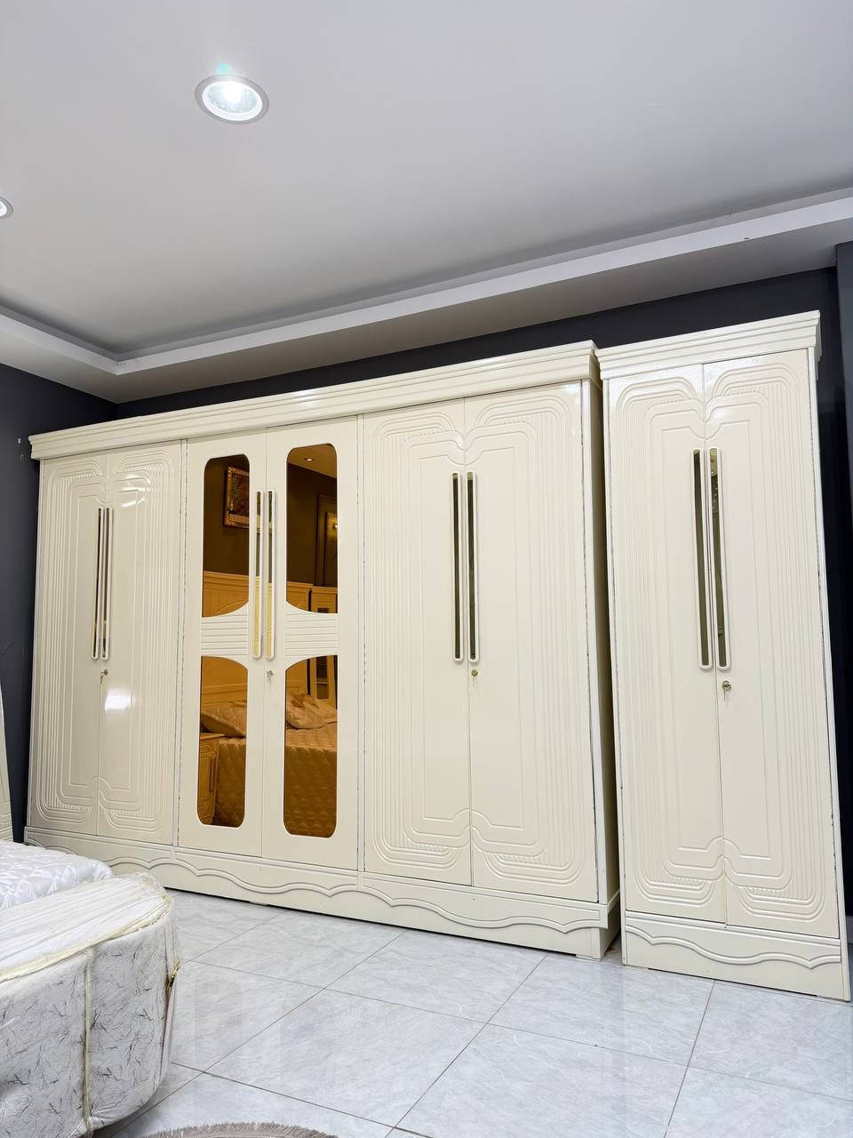 غرفتين اخشاب توصيل وشد متوفر لكل المحافظات 

🔅تفاصيل الغرفة المرمري  ....

 خارج ٤ملم ام دي اف 🔺
وداخل معاكس ٣ملم 
صبغ حراري  درجة اولى 

عدد القطع  ٧ قطع 😍
🔺1 //جرباية  قياس  ١٦٠ × ٢٠٠ 
🔺//ميز جانبي ايسر قياس ٥٠
🔺2// وميز  جانبي  قياس ٥٠
🔺3// زاوية ارتفاع مترين عرض ٨٠
🔺4// وميز بلازمه  
🔺5//وميز مراية ارتفاع مترين عرض ١٢٠
🔺6// وكنتور ٦ باب  ارتفاع مترين و١٥ طول ٣ متر و١٥

القطعه الثامنة حسب الطلب شازلون
سعرها ٥٠ الف ❤️

(توصيل مجاني مركز بغداد )
التوصيل يشمل الشد مجاني 🔥
اطراف بغداد 50 
باقي المحافضات حسب البعد


**إذا كنت صاحب هذا الإعلان وتريد حذفه لأي سبب، رجاءا أرسل رسالة إلى الدعم الفني**