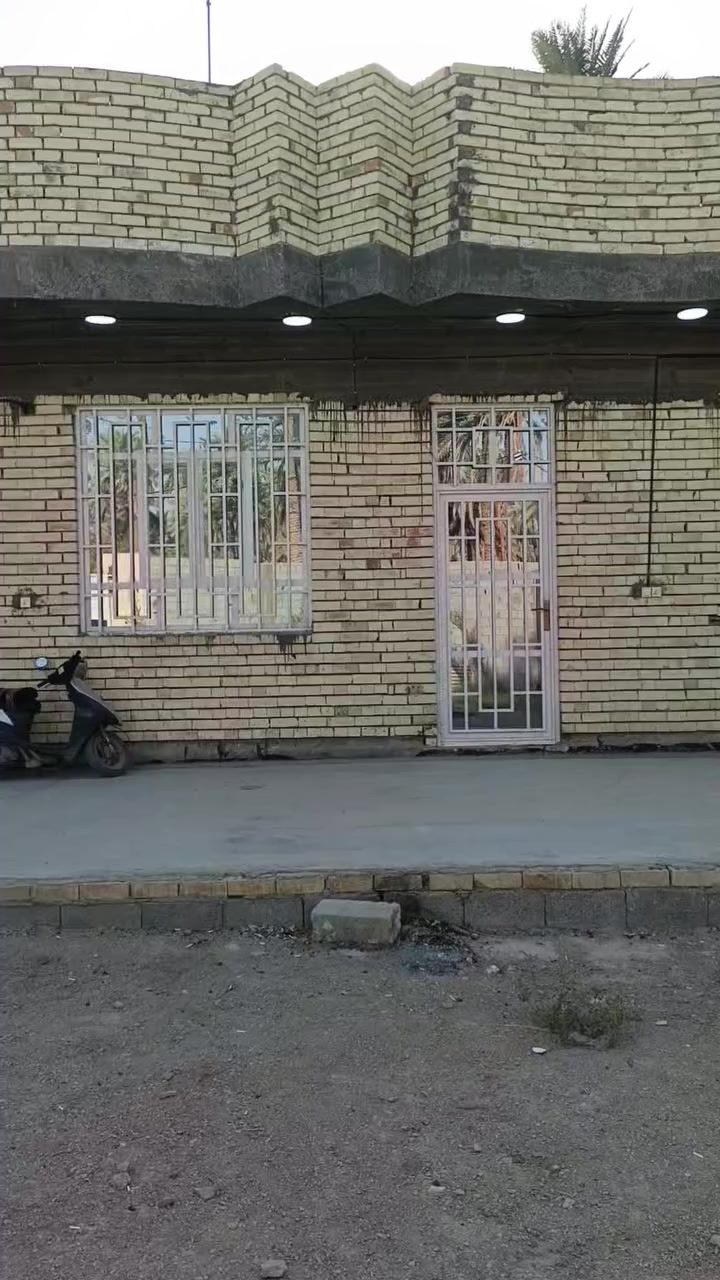 السلام عليكم المساحه 625 متر تحتوي على بيت مساحه البيت 200 م سند 25 تحويل باسم المشتري الواجهة 20 متر جميع الخدمات متوفره شارع السيده زينب منطقه ابو ماشا عن شارع السيده زينب كيلو تبليط عن المشتل العتبه العباسيه كيلو ونص المركز المدينه 7 كيلو السعر وباقي التفاصيل اكثر الاتصال***********
