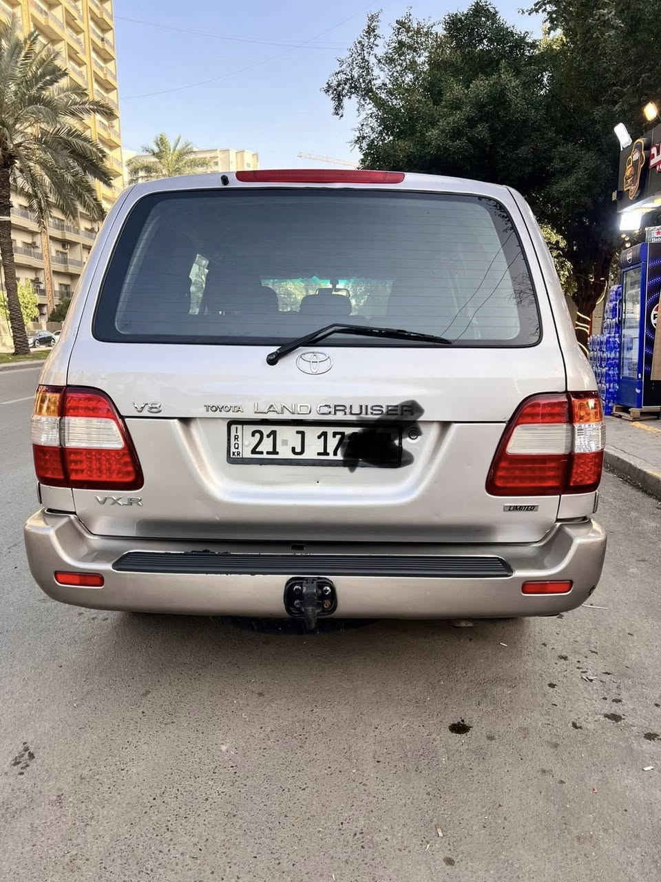 السلام عليكم     ( السعر 155 ورقه ) 
لاندكروز موديل 2000 فول مواصفات لمتدد  8 سلندر. 
بسمي تحويل ثاني يوم 
هزه جديده ورقم مميز 

كشنات كهرباىيه تدفئه + تبريد 
جام كهربائي فول  
تبريد فول ثلات قطع. 
تحكم استيرن فول .
شاشه تاب. 
تخم تاير جديد اصلي وكاله. 
حداديه كامله جديد . 
محرك 8 سلندر وارد امريكي بدون حادث. 
بيه هنا قطع صبغ فقط بدون حادث 
جاملغ خلفي ايمن صبغ  
جاملغ امامي 2 صبغ. 

العنوان /بغداد السيديه حي الاعلام 
هاتف / ***********
