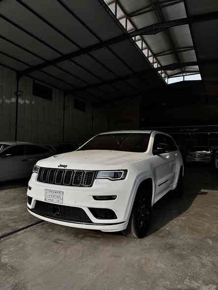 السلام عليكم للبيع جيب كراند شيروكي (S) 🙏🏻
موديل 2022 خليجي🚘
 وكالة خليجيه❤️‍🔥🏁
السيارة مكفولة كفاله عامه بوضع الشركه بلاد
مواصفات ال s فول 1/1
1-رادار امامي عدسه✅
2-محرك 3.6L (6v)✅
3-داخل احمر وأسود بلادي ✅
4-تحذير خروج عن المسار ✅
5-نقطة عمياء ✅
6-دفع 4x4✅
7-فرش المقاعد جلد الأمامية كهرباء ✅
8-المقاعد الأمامية تدفئة وتبريد ✅
9-ذاكرة حفظ وضعيات الجلوس ✅
10-تدفئة ستيرن ✅
11-سقف بنورما ✅
12-شاشة حجم 4.8 ✅
13-نظام خاص لطرق الوعرة ✅
14-مصابيح الأمامية زنون ✅
15-مصابيح LED✅
16-كشافات ضباب زنون ✅
17-تشغيل عن بعد ✅
18-صندوق كهربائي  ✅
19-حساسات امامية ✅
20-حساسات خلفية ✅
21-كامرة خلفية ✅
22-ويل قياس 20 اسود لماع ✅
23-المرائة بـ خاصية التعتيم الذاتي ✅
24-مرائة امامية كهرباء ✅
25-بلوتوث تلفون ✅
26-تحديد سرعة ✅
27-تحديد مسار ✅
28-نظام تشغيل وإطفاء أتوماتيكي ✅
29-نظام بريك اتوماتيكي ✅
باقي مواصفات S معروفه سياره جديده بمعنى الكلمه من الزيرو لحد ليوم على ايد وحده رقم بغداد باسمي تحويل مباشر
————————————————————————————
موقعنه:بغداد الكرخ معارض البياع 
السعر:384💸💸وبي مجال👋🏻🤍
لاتصال والاستفسار: ***********   
                                                ☎️☎️         ☎️☎️
