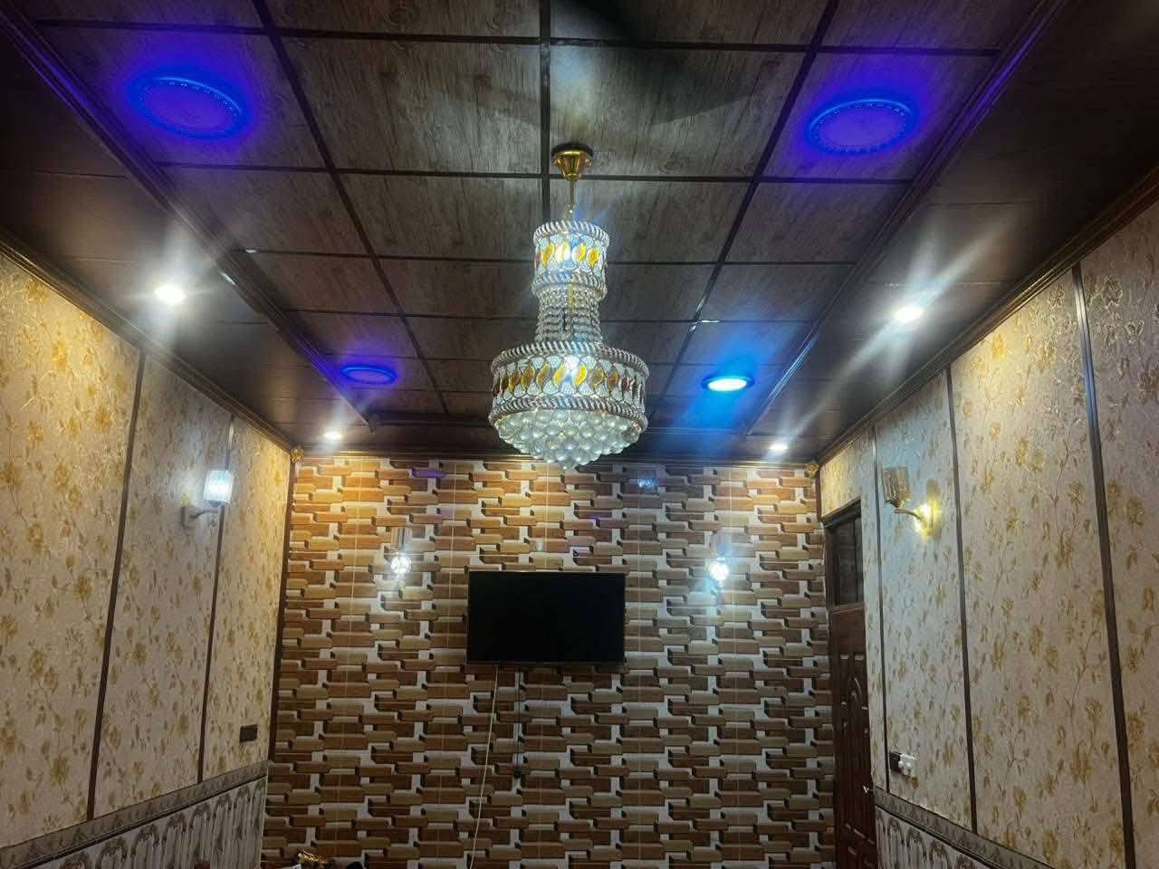 � للبيع بيت في ديالى / الخالص – حي الخويلص

📏 المساحة: 300 متر
🏠 مساحة البناء: 200 متر
📜 الملكية: طابو ملك صرف

يتكون البيت من طابقين + بيتونة (طابق ثالث صغير):

🔹 الطابق الأرضي:

 • غرفتين نوم
 • صالة واسعة
 • مجمع صحيات
 • مطبخ حار وبارد
 • استقبال 
  •  وهول
 • ممر فاصل بين الهول والاستقبال
•حديقة خلفية 

🔹 الطابق الثاني:

 • ثلاث غرف نوم
 • صالة
 • سطح واسع
• مجمع صحيات 
🔹 الطابق الثالث (البيتونة):

📍 الموقع مميز وهادئ في حي الخويلص – قريب من الخدمات والمدارس والأسواق.

📞 للتواصل والاستفسار:
(‏‪***********‬‏
