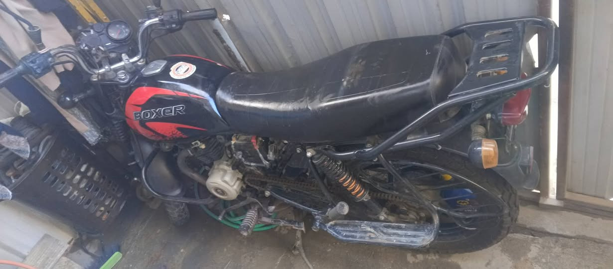 بمليون و 150
بوكسر 21 مامرقم بس اوراقها موجوده كامله
ماشيه 81 الف 
شادلها تاير خلفي جديد 
نقصها بس تانكي لان تانكيها صار بي زنجار 
الدراجه تاركها الي فتره لان تركت دلفري 
عنواني الحرية بغداد شارع مشجر 
رقمي 
***********
