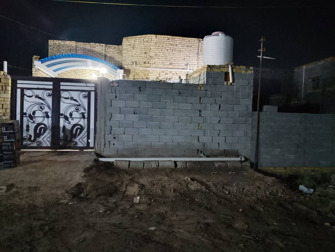 السلام عليكم بيت للبيع مساحته 160بناء طابوك السكف عكاده طريق أبو الماش حي الحسين ***********
