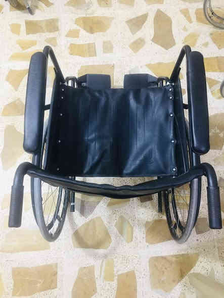 كرسي معوقين استعمال شهر حديث خفيف المنيوم لون اسود ويتحمل اوزان ثقيلة عرض ٥٢ وسهل الحمل حديث مو مال سوك من السعودية السعر ١٠٠ الفنص سعر الشراء واتساب. ***********  سامراء اكو توصيل بغداد كرخ فقط
