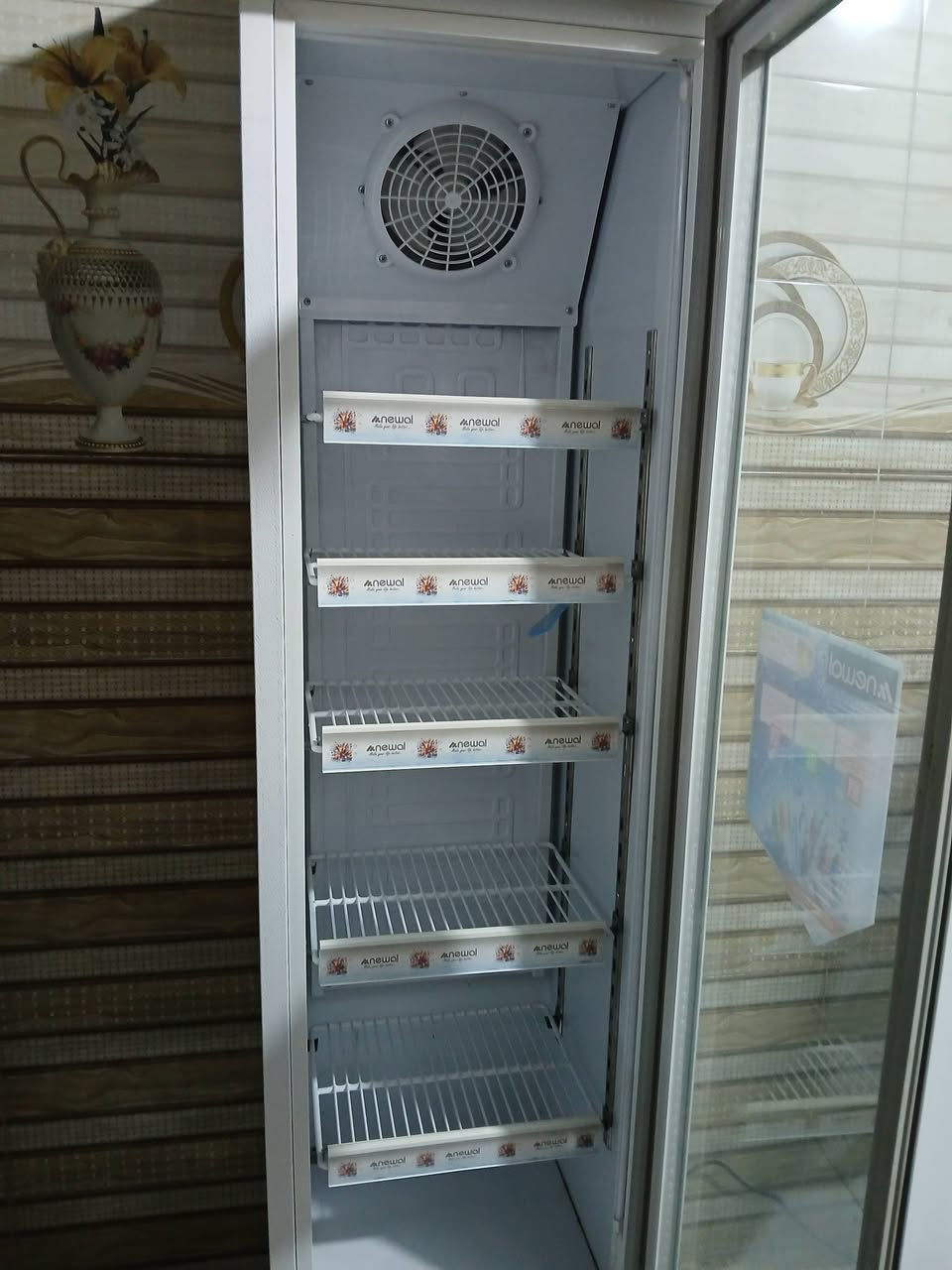 عارضة جديدة استخدام شهرين للبيع عرضها ٥٠ سم ارتفاع ٢م ***********
