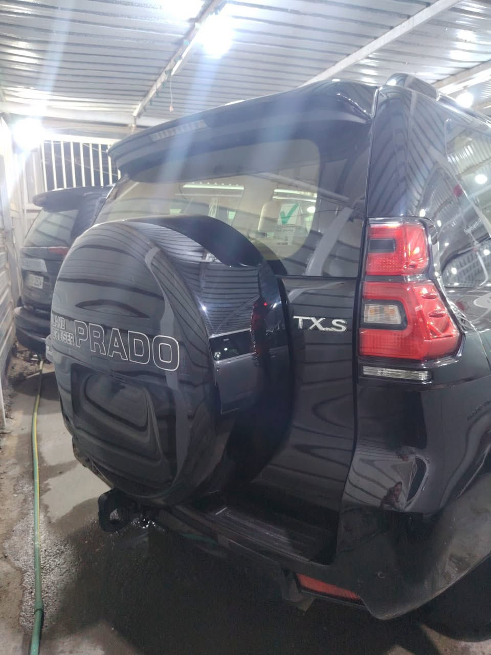 السلام عليكم بيع او مراوس
برادو 2023 خليجي ماشية 46 الف كيلو لون اسود رقم شمالي الجديد مكفولة كفالة عامة تحويل او وكالة مواصفات TXS مد نايت :
1_بصمة 
2_فتحة
3_كشنات جلد 
4_كشنين كهرباء 
5_تبريد 3 قطع 
6_سبير تعليك 
مكاني/بغداد 
***********
