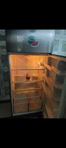 ثلاجة للبيع سعرها ٣٠٠ نظيفه جدآ  ***********
