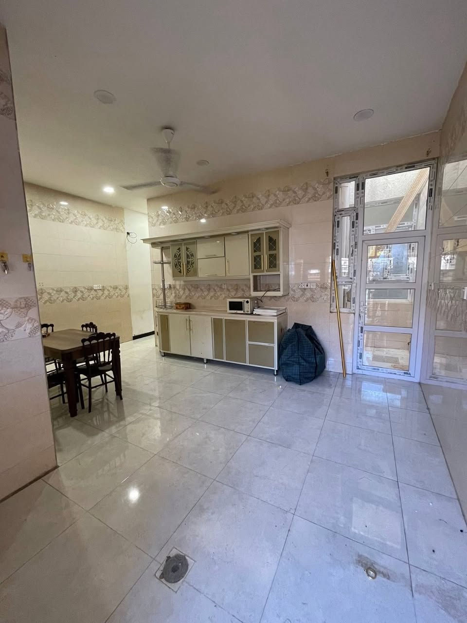 🏡 شقه ارضيه حديث للإيجار معزوله عزل تام 

🔹 يحتوي على:

✅ غرفتين نوم

✅ صالة

✅ مطبخ مشترك

✅ مناور2

✅ طرمة

✅  (طبكة سيارة)

📍 الموقع: الأعظمية – قرب المحكمه 

💰 الإيجار: 700الف دينار قفل 

📞 للاستفسار:***********📞📞

🏢 مكتب المستقبل للاستثمارات العقارية

📍 بغداد – الأعظمية – شارع الضباط – خلف جامع العساف.
