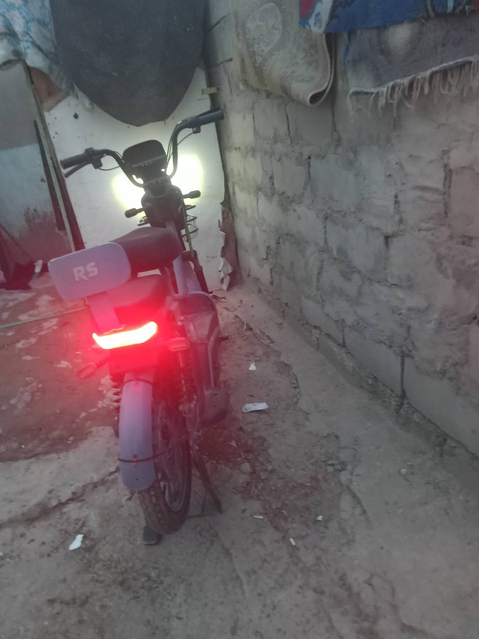 سلام عليكم دراجه شحن للبيع سعر 200 بيهه مجال ***********اتضل وتدلل
