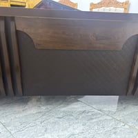 ميز مال مكتب يصير ال كلشي مال عرض يعني تعرض عليه  أشياء وتبيع ميز جديد...