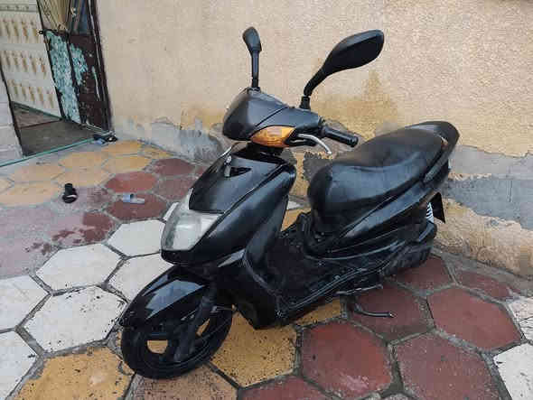 سلام عليكم للبيع سكنس كابريتر ياباني سرعه 110مابيهه اي نقص فقط مابيه هندر  نكره سلف كهربيات شغاله كيج سرعه شغال محرك مامفتوح مابيه تنقيص ولا دخان ولانضوح مكان بوب الشام الشعب سعر 400بييه مجال *********** تصل
