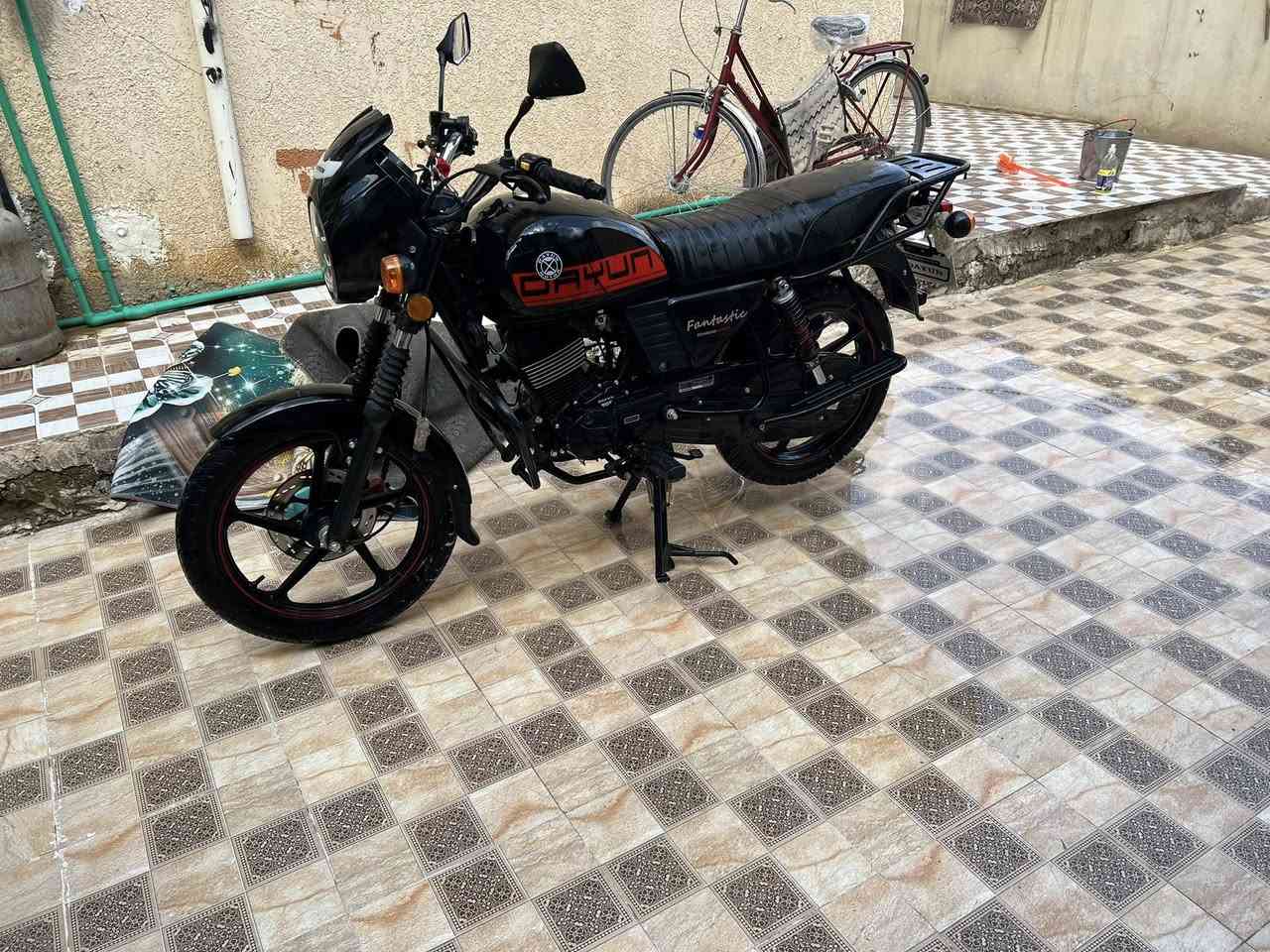 السلام عليكم دراجة دايوان 26 الشكل جديد
السعر 1500 وبيها مجال ))***********)
