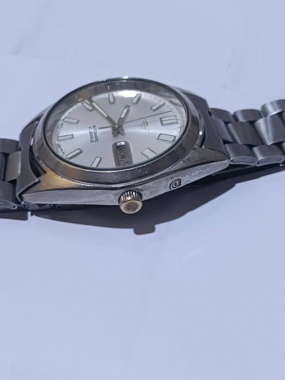 سايكو يابانية أصلية، أوتوماتيك (ميكانيكية).
الحركة: Automatic (تعمل بالحركة – لا بطارية)
عدد الجواهر: 21 Jewels
الوظائف:
ساعة / دقيقة / ثانية
يوم + تاريخ (Day-Date)
لغة اليوم: إنجليزي (MON ظاهر بالصورة)
الزجاج: أكريليك (واضح عليه خدوش خفيفة – طبيعي لعمرها)رقم العلبة / الحركة: 7280
الرقم التسلسلي: 728040
صنع في: Japan
الخلفية: Stainless Steel
مقاومة الماء: Water Resistant (مقاومة خفيفة، ليست للسباحة)
تعود غالبًا إلى أواخر السبعينات – بداية الثمانينات
(Seiko 7280 كانت شائعة في تلك الفترة)
الحالة مستعملة مع آثار عمر طبيعية
السوار ستانلس أصلي أو قديم
تحتاج تلميع خفيف وخدمة (تنظيف حركة) لتعمل بدقة أفضل
(الرقم *********** في بس واتساب)
والسعر 150بيه مجال
