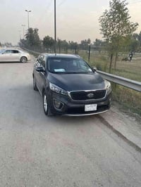 كيا سورنتو موديل٢٠١٧وارد امريكي ضربتهه جاملغ من جهه السكن ملاحظه البني...