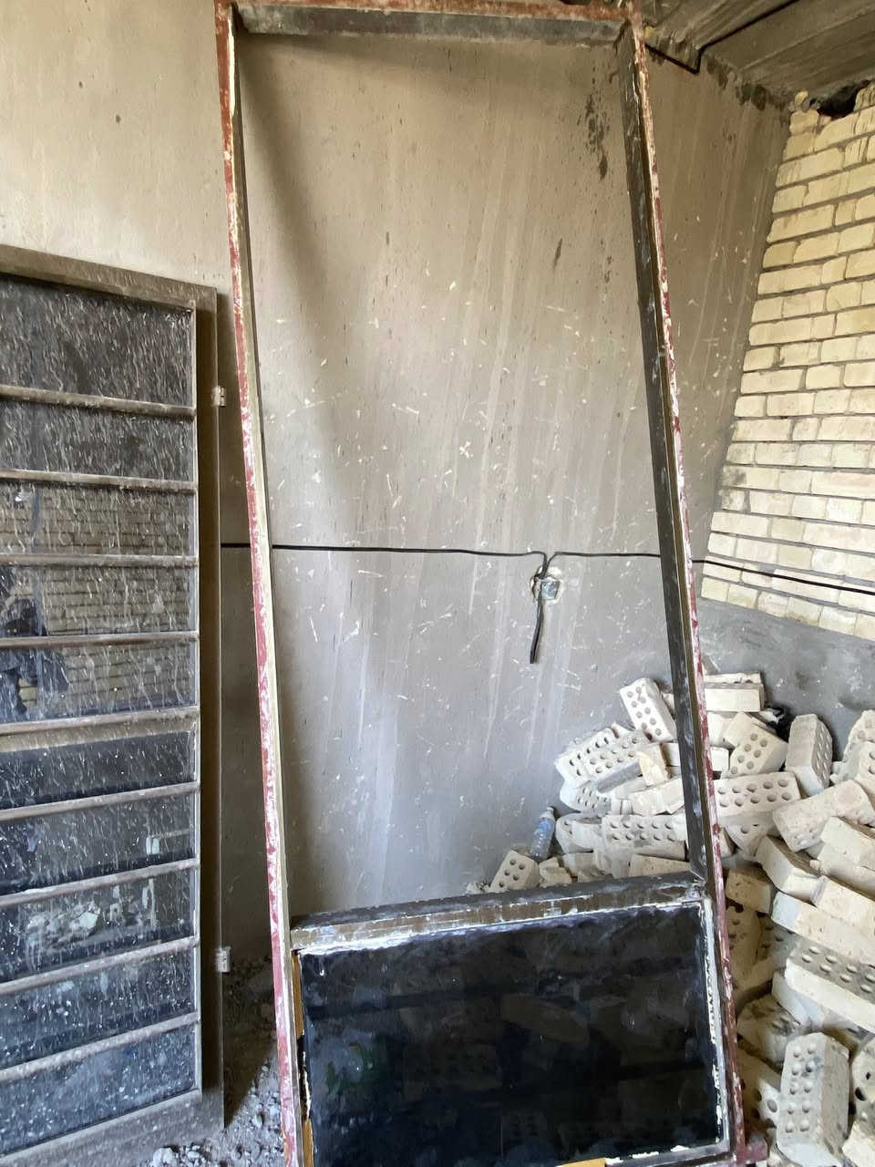 باب للبيع كامل مع الجام كلشي مابي صبغة جديد طول  202 يعني مترين وثنين اما عالعرض 92.5ثنين او تسعين ونص اما الجرجوبة حديد طول 267 مترين او سبعة او ستين سانتيم عرض الجرجوبة ٩٩ سانتيم سعر 175 او بي مجال رقم ***********
