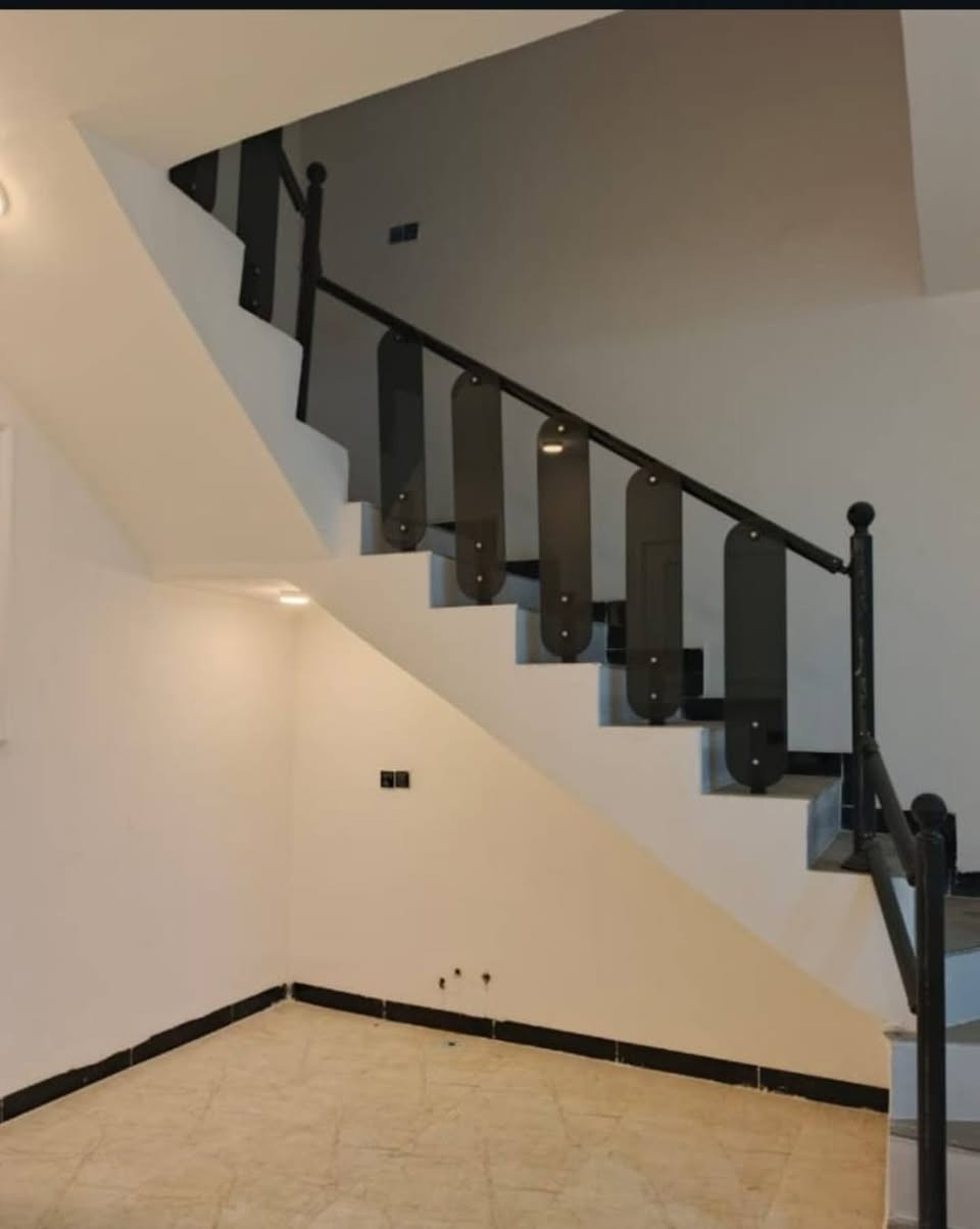 دار سكن للبيع زراعي سند 25   100.متر  بناء حديث كونكريت مسلح   يتكون من غرفة نوم صاله استقبال مطبخ مفتوح علئ الصاله صحيات  داخليه وخارجيه  التقيه الثالثه قرب مجمع الروان السعر 50 مليون الاستفسار الاتصال بالرقم ***********
