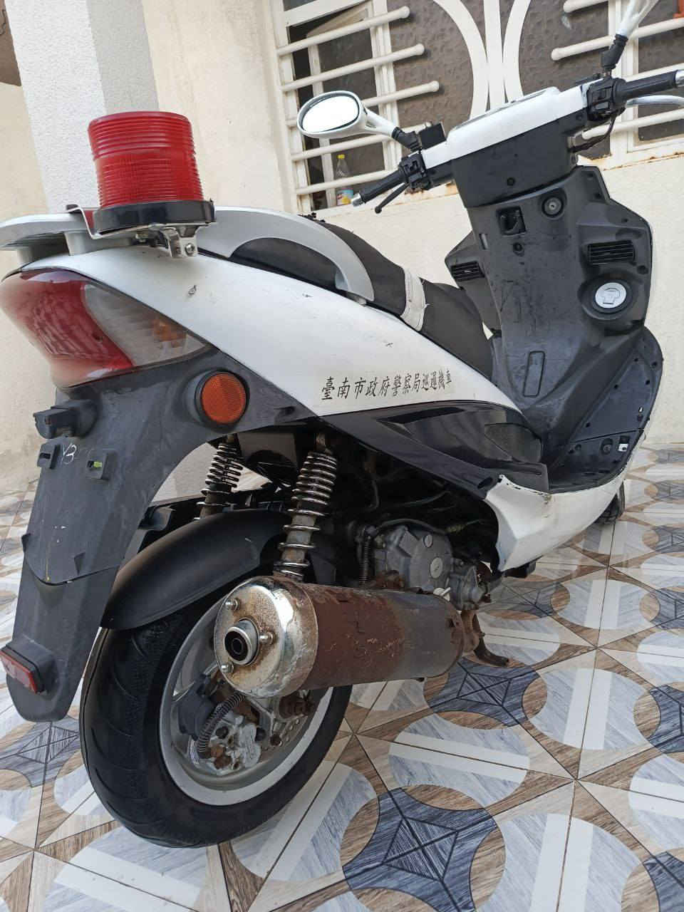 السلام عليكم دراجه كامكو كوري للبيع مامفتوحه الدراجه نظافه كدام عينك كهربائيات كله شغاله سلف هندر شغال السعر 500 وبيه مجال مكاني حله شارع 80 جهة الطهمازيه للاتصال ***********
