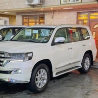 للبيع لاندكروز GXR 2017 وايت أدشن SAS  محرك V6   8 ايرباك   تحكم سرعة ...