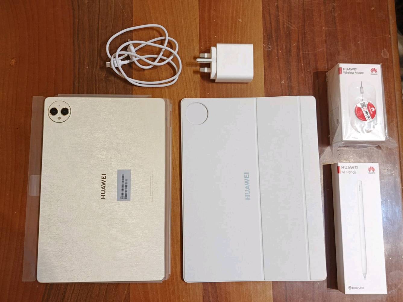 تابلت هواووي مستخدم لمدة اسبوع فقط
نظافة شرط الفحص

Huawei MatePad Pro
المساحة: 512GB
الرام: 12GB
نوع الشاشة: Tandem OLED paperMatte بحجم 12.2 انش
تردد الالوان: 10-bit تدعم مليار تدرج لون
الدقة: 1840×2800 مع تردد 144Hz
سرعة الشحن: 100W مع بطارية 10100mlA
عدستين الاولى اساسية بدقة 13MP و الثانية زاوية واسعة بدقة 8MP
الصوت: اربع سبيكرات ستيريو
الاطار معدن المنيوم و الظهر الياف زجاجية
الملحقات: كفر ابو الكيبورد + قلم بلوتوث + ماوس بلوتوث