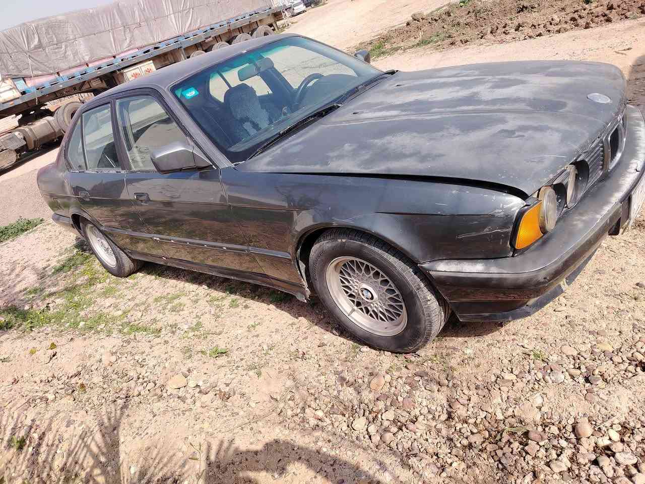 السلام عليكم للبيع بي ام 520 كير عادي محرك  مفتوح مال گصه قبل فتره شديته لا تنقيص ولا تبخير  تخم تاير باتري جديد تبريد شغال حداديه تعبانه سنويه بسمي لل28 مابيها خياس والگشر شوف العين السعر 40وبيها مجال ***********
