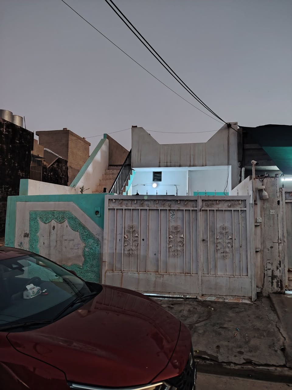 دار للبيع ١٠٠م بيع مستعجل طابو صرف منطقة ٥٥ قرب شارع عشرين الاول يتكون مطبخ وصاله وغرفة نوم ودرج خارج والسطح مشغليه شتايكر السعر ٦٦وبيه مجال للإستفسار الاتصال *********** مراجعة مكتب النيل2 سايدين كوباني
