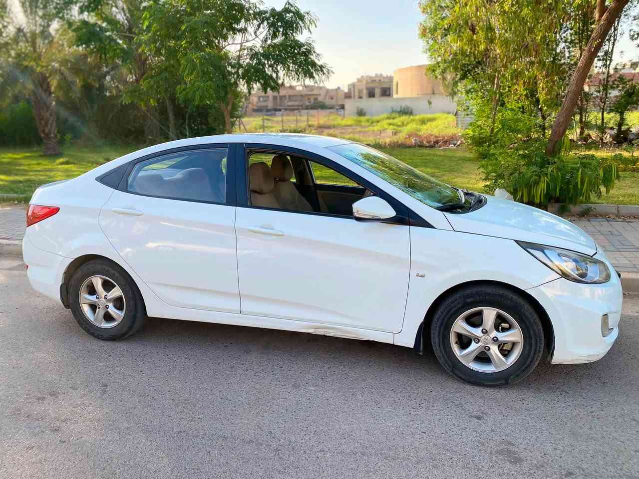 السلام عليكم 
اكسنت 2013 خليجي 1600 دوش استيراد الشركة العامه للسيارات مكفوله من صبغ حتى دعاميات بس طخه بالدوسه عكس سايق والباقي مكفول كير مكينه السياره باأسمي وعلى ايدي تحويل مضمون مواصفات معروفه اكسنت تحكم ستيرن اشاير مري ارضيه جلد المكان بغداد السيدية السعر 103 وبيها مجال للاستفسار ***********
