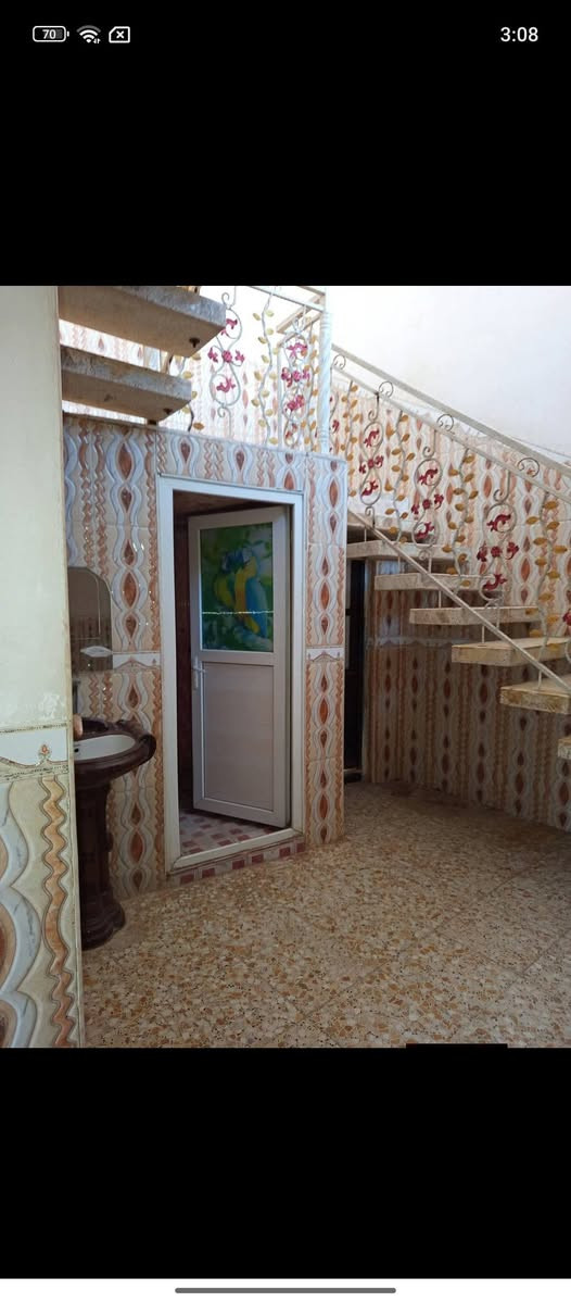 سلام عليكم بيت للبيع لمساحه 200م طابق واحد لبيت بناء حديث لبيت متكون من غرفتين نوم وصاله واستقبال صحيات 
داخليه و خارجيه لعنوان حله ابو غرف قرب حي ابو اسد طالبو 
زراعي سند 25
السعر 95 بي مجال الرقم ***********
