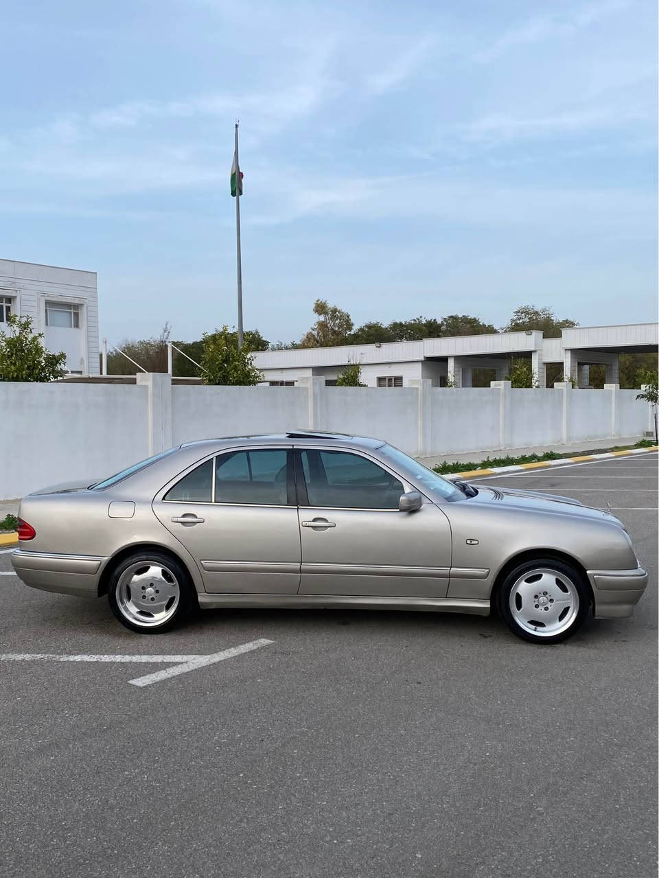 مارسيدس عفريت ساق. موديلي ١٩٩٩ فول مواسةفات مةكينةي شةش پستؤني فية مةرغوبة حيزام بوياخة لةسةر ساقي هةمو گياني بةشةرت  ناوزةردة جلدة سلايتة فول مواسةفات*********** كالار, السليمانية
