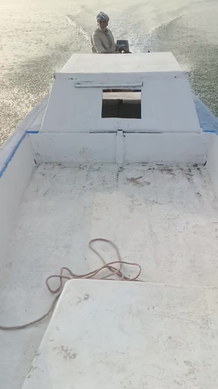 بلم للبيع الطول 9 متر ومكينه 40 ياماها السعر 3مليون وبي مجال
***********
