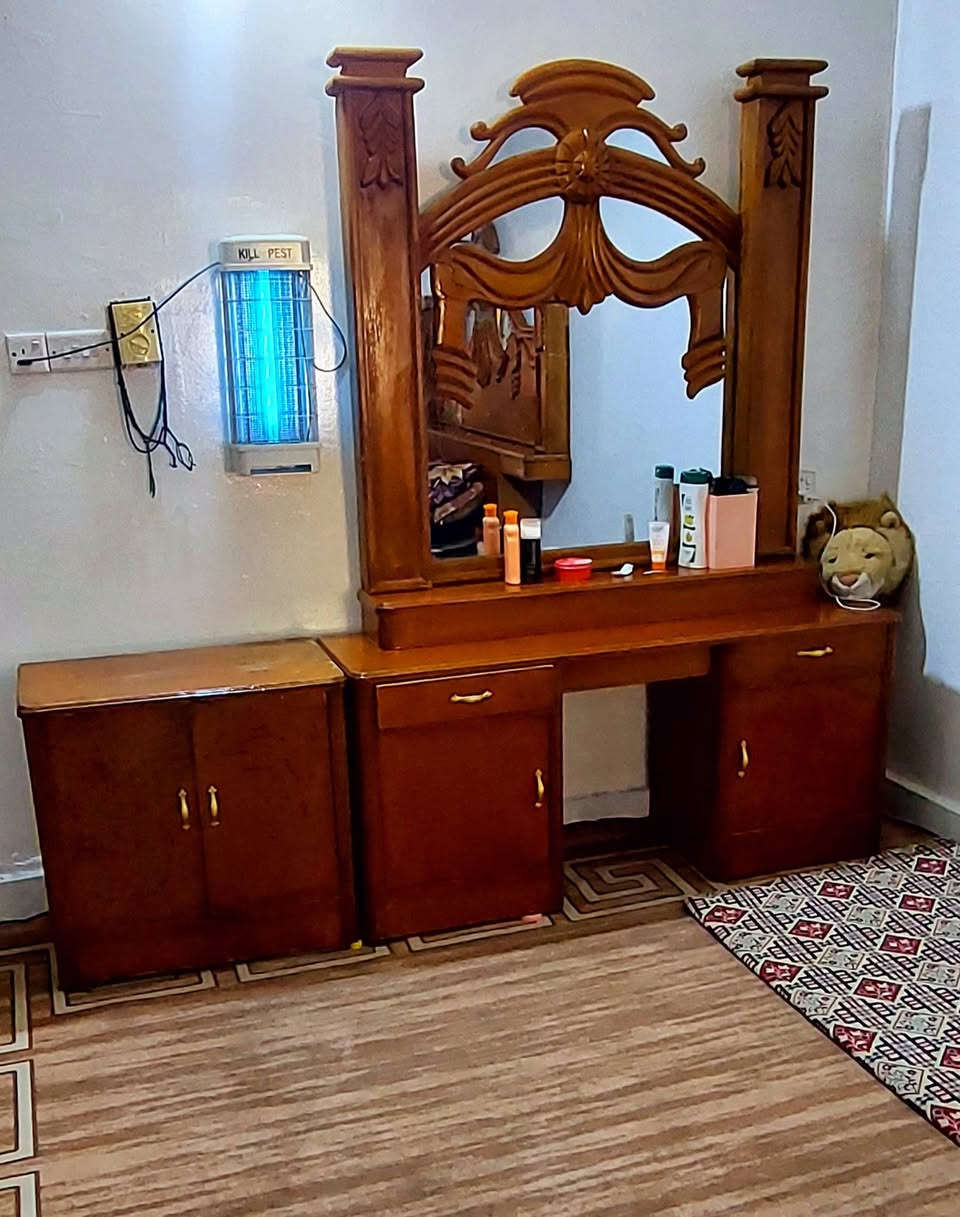 سلام عليكم ملحقات غرفه للبيع جرابي ام النفر 2 وميز مرايه وكومدي خشب نضيف مابي كسر ولا شخط بس الكومدي مشخط سعره 100 وبيها مجال بسيط مكان كربلا رقم ***********
