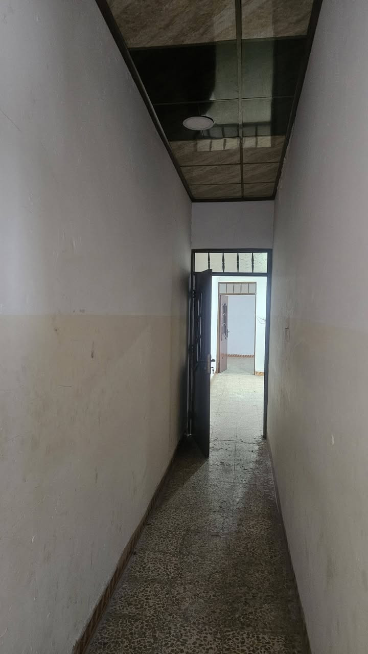 بيت ١٠٠ متر طابق واحد للأيجار
الموقع/ سومر (الساهرون الثانيه) خلف السايدين
بدل ايجار / ٢٥٠ الف 
سقوف كاشي سيراميك
‏‪0751 806 8234‬‏
‏‪***********‬‏
