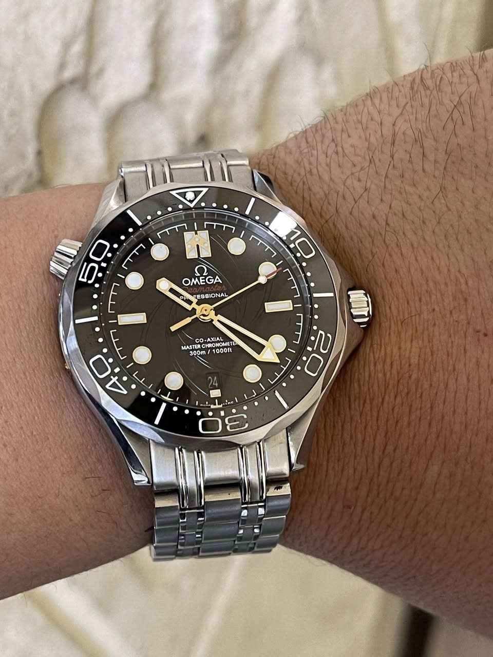 سلام عليكم 
ساعة ماركة OMEGA 
مكينة وتماتيك + تكويك 
سنل ستيل ب كامل 
قفل بحري طوق دوار سيراميك 
ضد ماء 100 
عرض منفذ تاريخ 
وزن ثقيل 
سير بلادي وميكا شعار خلفي يحمل عائلة جميس بوند 
تسلسل وختومات صفحة ساعة 
ارقام اميال لامنيوس 
نضافة تامة لوك 
عنواني بغداد الدورة يوجود توصيل بغداد ولكل العراق 

***********
