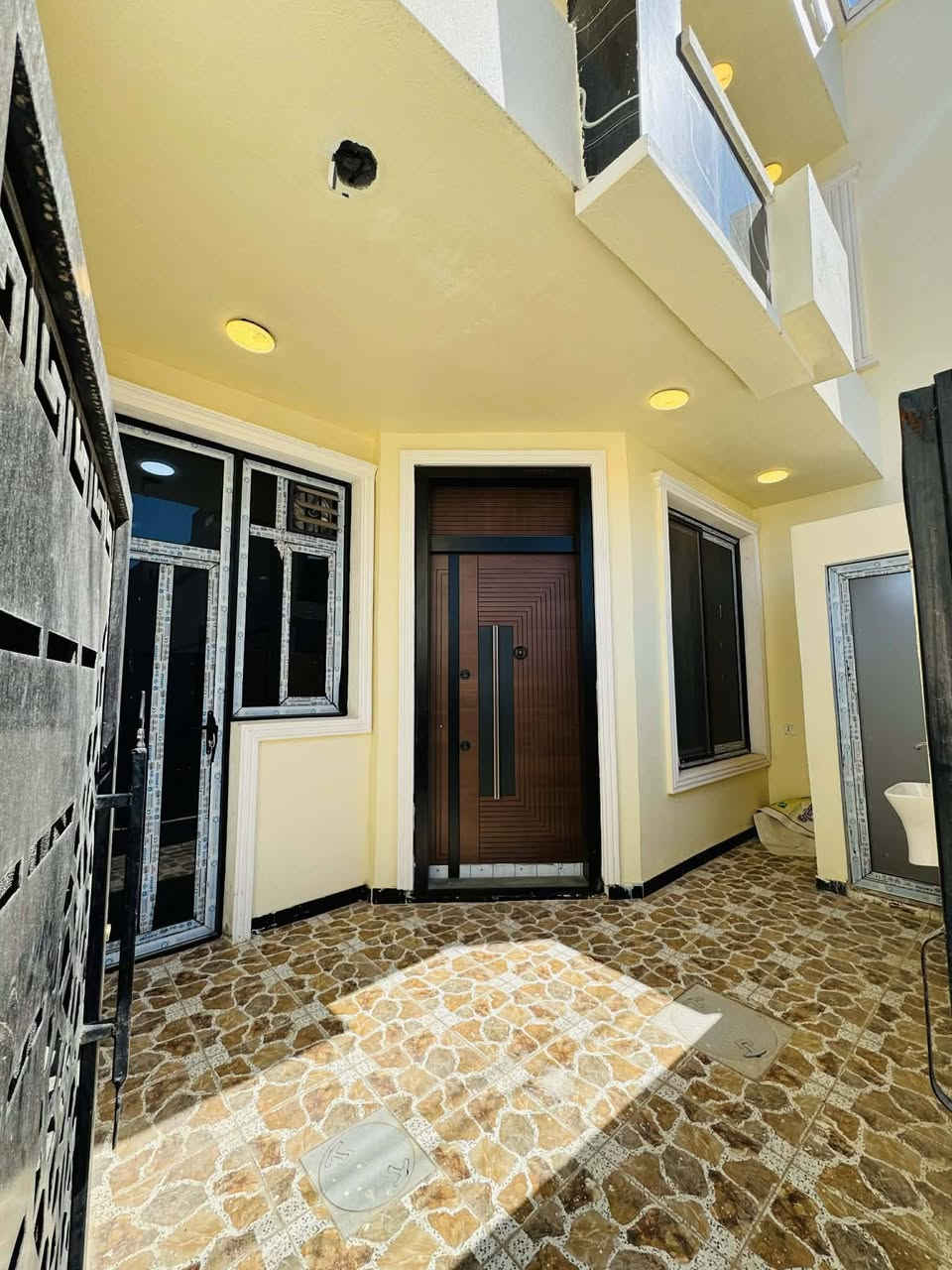 بسم الله ماشاء الله 
🏠#دار_للبيع   100متر واجهيه 6متر نزال 16.76متر
 بناء طابق ونص  حديث ✨️
يحتوي البيت ع[2غرف نوم -استقبال -صحيات - صالة- ومطبخ] البيت شغل درجة اولى ✨️

⬅️مع الخدمات[ماي-كهرباء-تبليط]✨️

🔴ملاحضه البيت جاهز للسكن 🔑

⬅️نوع العقار  طابو زراعي سند 25 اقرار محكمه 

⬅️العنوان #بغداد_الدوره_البوعيثه   
       مجمع العدل الثاني 
🔴للاستفسار  خاص او الاتصال ع  الرقم 
☎️***********
