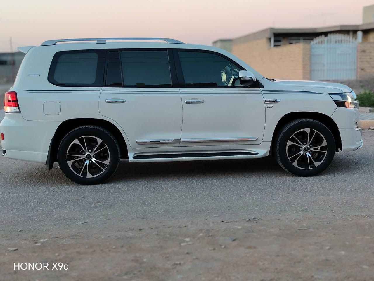 لاندكروز موديل 2019 سياره فول مواصفات خمس بصمات جلد كشنات كهرباء ده شبول لكزس تشغيل عن بعد ميري قلاب سياره بيها صبغ صفحه والباقي مقفول سياره جديده وباسمنا تخم تاير جديد حداديه جديده تبريد ثلاث قطع  وثلاجه ماكينه 75 سعر 4:15 مكان السياره بالحله  ***********
