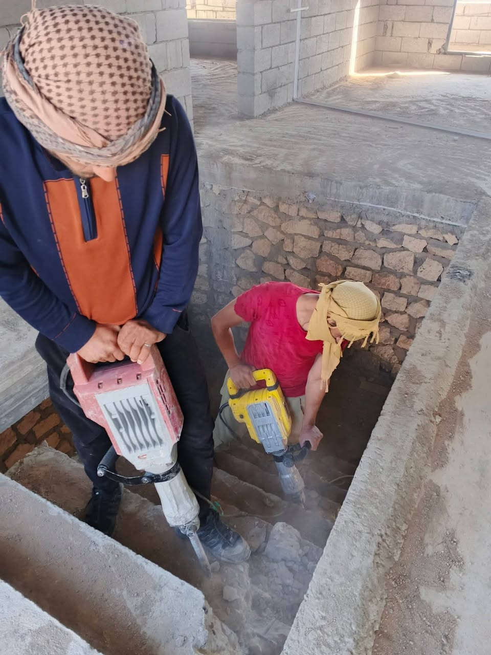 سلام عليكم  / يوجد كادر عمل جاهز/ تصعيد مواد/ تنضيف بيوت/ تفليش/ تكشيط/ تنضيف حدائق/ دفن نهري  / شقلنه ليل ونهار   /ومعداتنه جاهز/ ماعليك بس تصال على رقم  /     ***********
