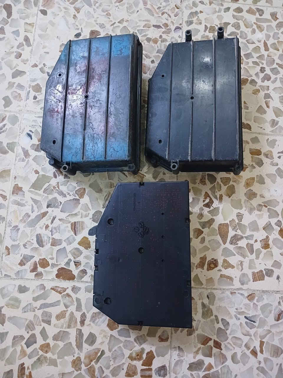 السلام عليكم 
للبيع عقول جيب شيروكي عدد 3 شغالات شرط 
استفسار ***********
