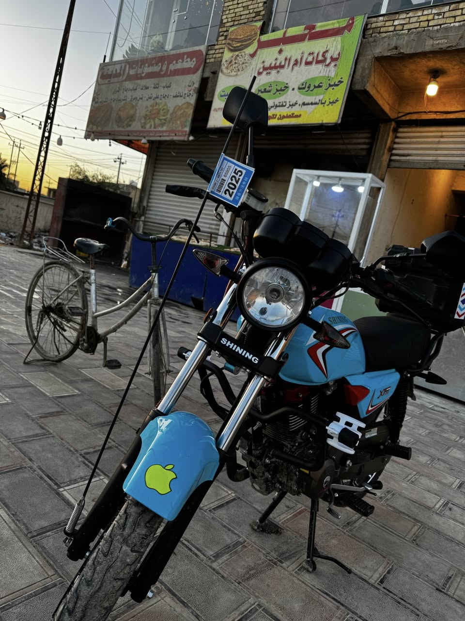 السلام عليكم 
دراجه شاينك ٢٠٢٣ طالعه صارلها شهر من المعرض 
شادها بايدي اوراق كامله حساسات وجنطه وياها ومشغل عن بعد كامل مواصفات وهاي ثاني تبديله دهن الها مستعجل على بيعتها وتجي وتشوف بعينك كامله 
المكان الناصريه الشطره الحولي مقابيل دور سكن عبد الحسن ال ملاغي 
*********** راسلني وييك خير وتدلل
