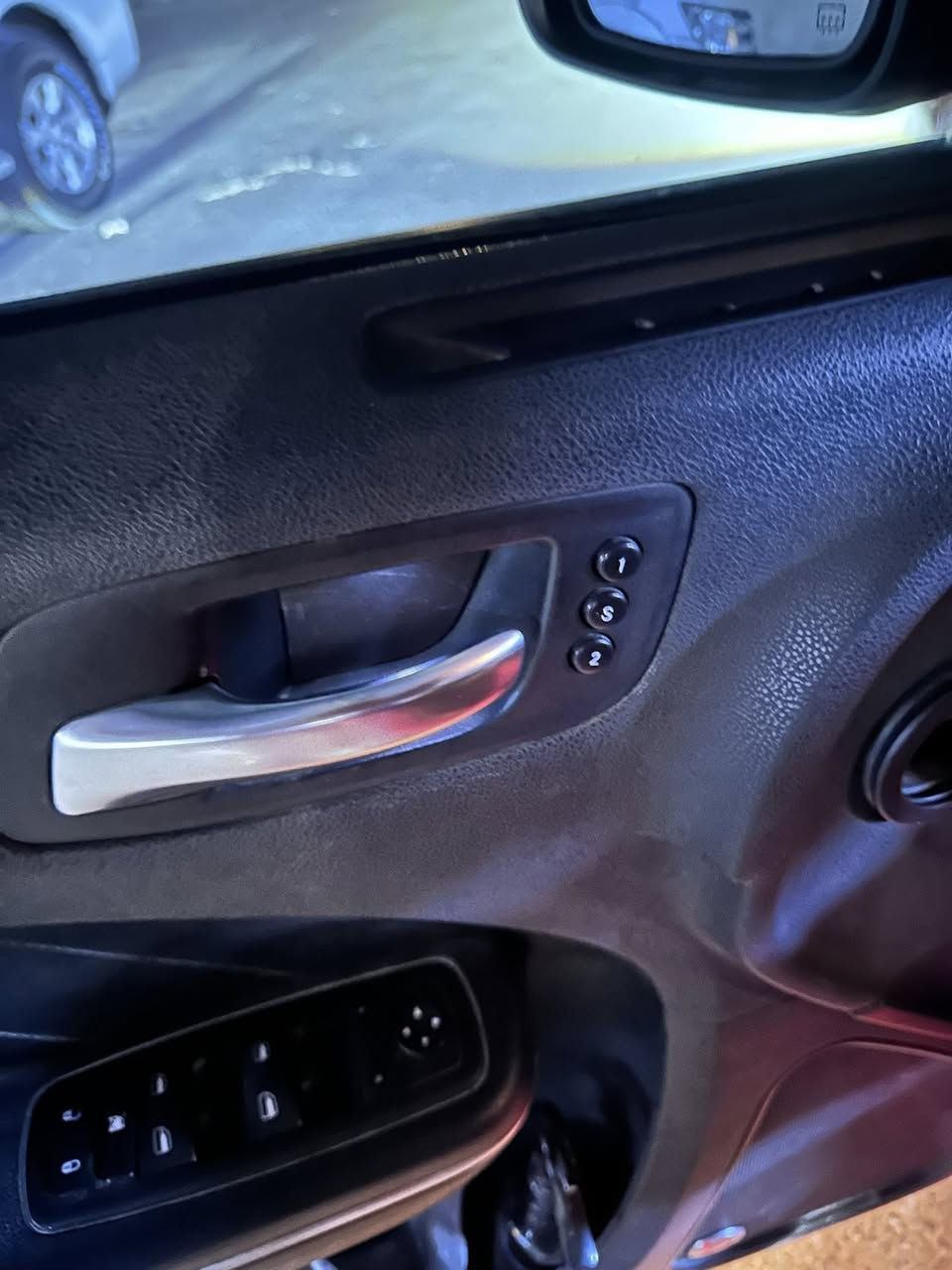 سلام وعليكم جارجر للبيع او مراوس اصل 2015 معلاية 2019سنوية جديدة الحد 2031رقم جديد 
السيارة رالي فول موصفات بس سلايت نقص 
حتى المري قلاب كشن جلد تدفئة تبريد 
حادثها صاير بلصدر السيارة بجم كله بلاد بس اجتي من امريكا بيها صبغ بلجاملغ الخلفي  والباب شوية وره السايق 
ماشية السيارة 98الف ميل 
مكان السيارة البنوك سعر 16.800 وبيها مجال 
***********
