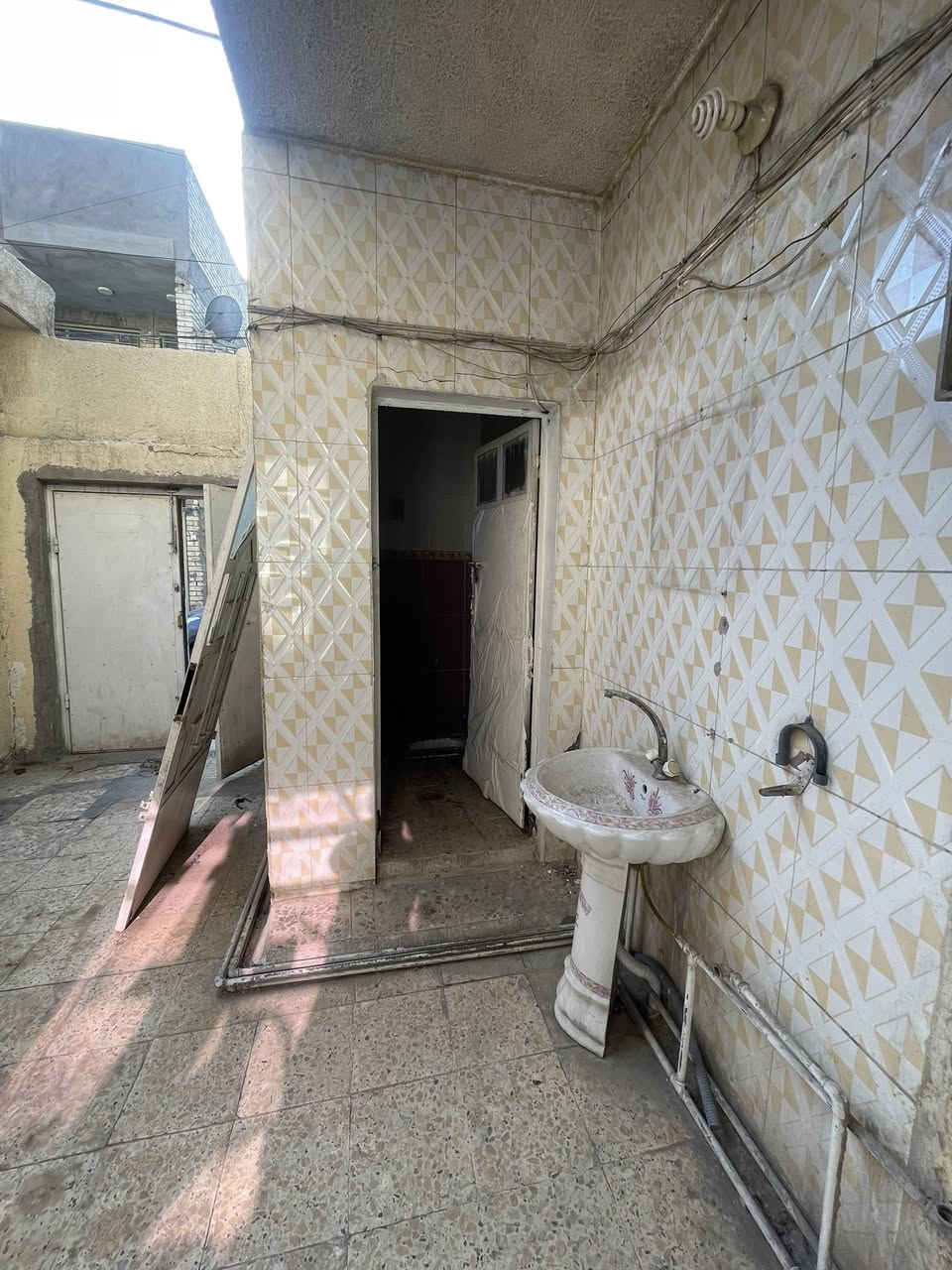 � إعلان مكتب الديار العقاري
🏠 دار للبيع
📐 المساحة: 144 متر
🏗️ نوع البناء: عكَادة
🏢 تتكوّن من طابقين

🔹 تفاصيل الطابق الأول:

 • طارمة
 • غرفتين نوم
 • غرفة استقبال
 • هول
 • مطبخ
 • وترك داخلي
 • حمّامات

🔹 الطابق الثاني:

 • غرفتين نوم فقط

  الدار مناسبة للسكن العائلي.

📍 موقع الدار:
مدينة الصدر – قطاع 24
خلف الدكتور صادق الموسوي

💰 السعر: 220 مليون
✳️ بيه مجال

📞 للاستفسار الاتصال أو مراسلة الخاص
***********

🏢 عنوان المكتب:
بغداد – مدينة الصدر – قطاع 18
مكتب الديار العقاري
