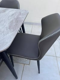 طاولة طعام • ٦ كراسي • رخام رصاصي